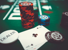 Poker suite sur la table qui gagne: Stratégies Infaillibles